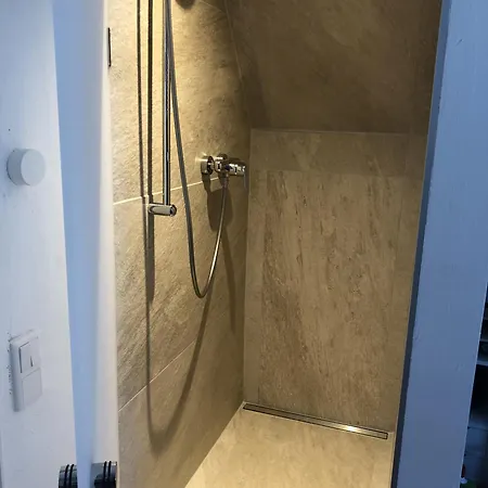 Bel Art Atelier Mit Grossem Parkplatz *