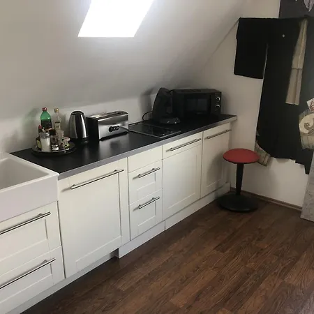 Bel Art Atelier Mit Grossem Parkplatz חאן