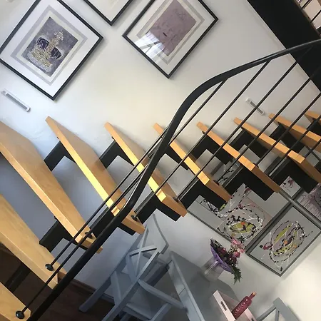 Bel Art Atelier Mit Grossem Parkplatz דירה